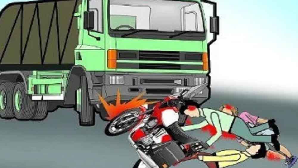 बाइक को टक्कर मार बिगड़ा ट्रक का बैलेंस, तीन की मौत, एक गंभीर