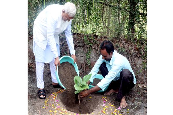 राज्यपाल पटेल ने विश्व पर्यावरण दिवस पर पौधा लगाया