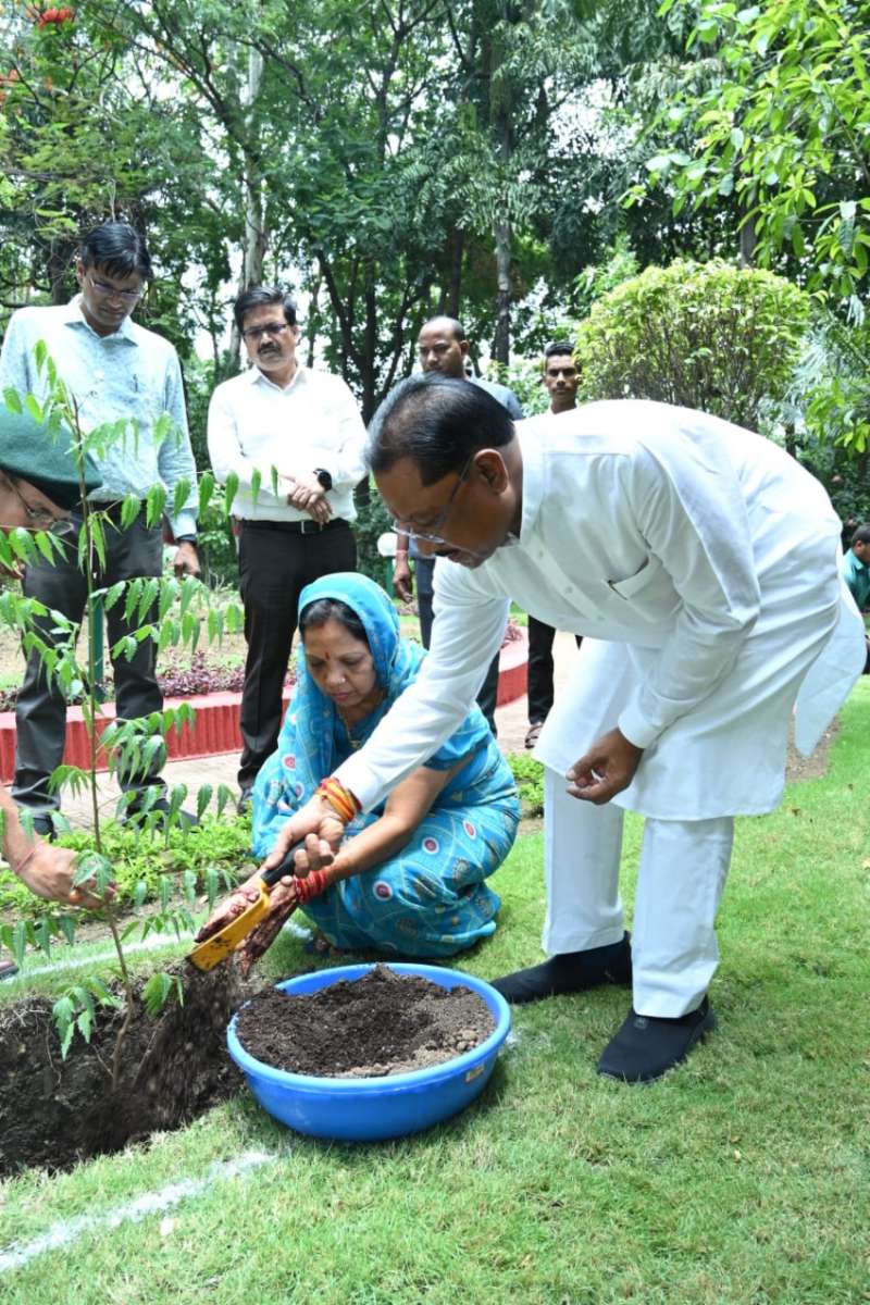 मुख्यमंत्री ने सपरिवार अपने निवास परिसर में रोपा नीम, रुद्राक्ष और चीकू का पौधा