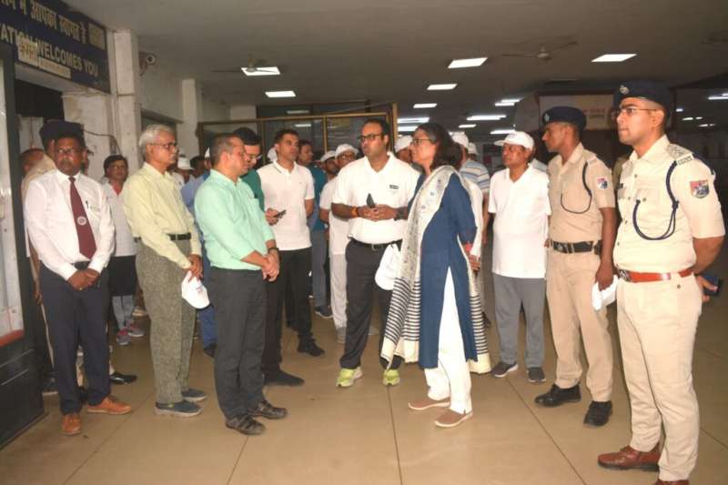  महाप्रबंधक सुश्री नीनु इटियेरा ने बिलासपुर स्टेशन का किया निरीक्षण