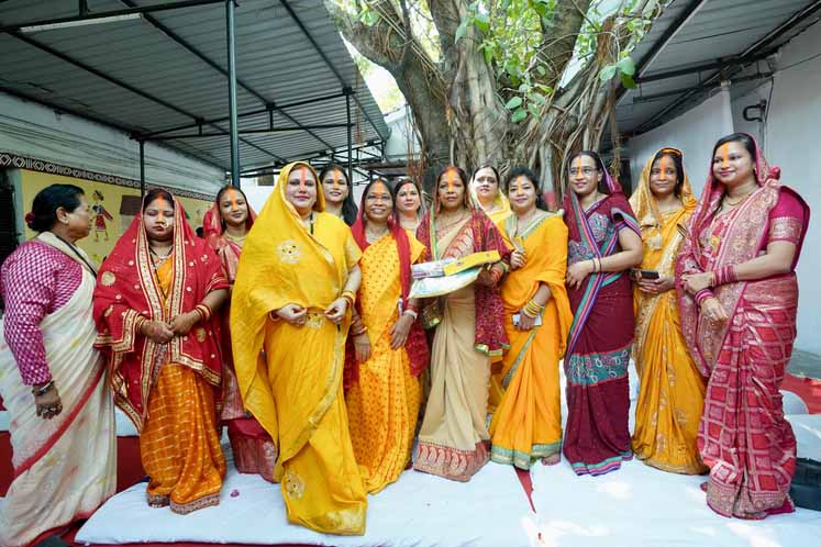 मुख्यमंत्री निवास में महिलाओं ने की वट वृक्ष की पूजा