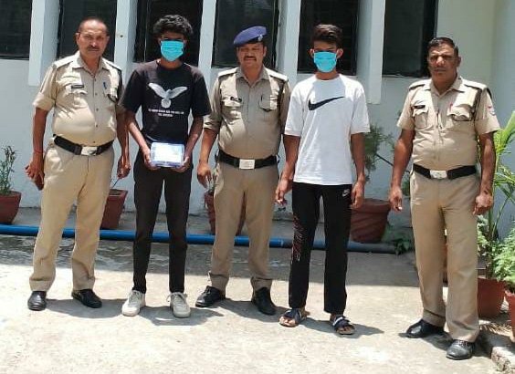 मोबाइल लूट की घटना का दून पुलिस ने खुलासा, दो अभियुक्त गिरफ्तार