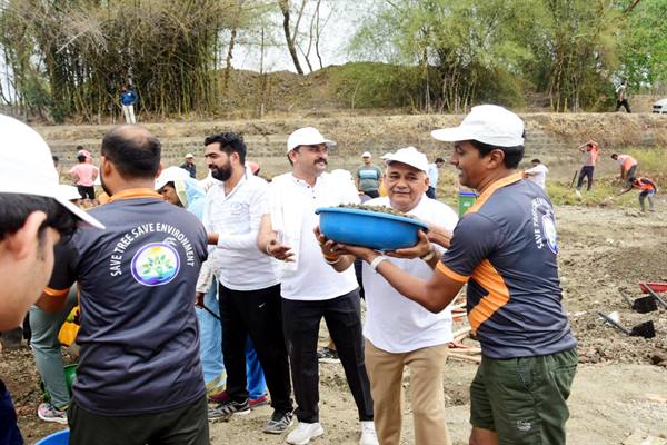 उच्च शिक्षा मंत्री परमार के नेतृत्व में शुजालपुर में जमधड़ नदी के गहरीकरण का कार्य का शुभारंभ