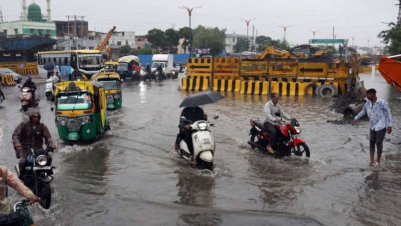 इंदौर में हुई मानसून की पहली तेज बारिश पानी से सड़कें हुई लबालब।