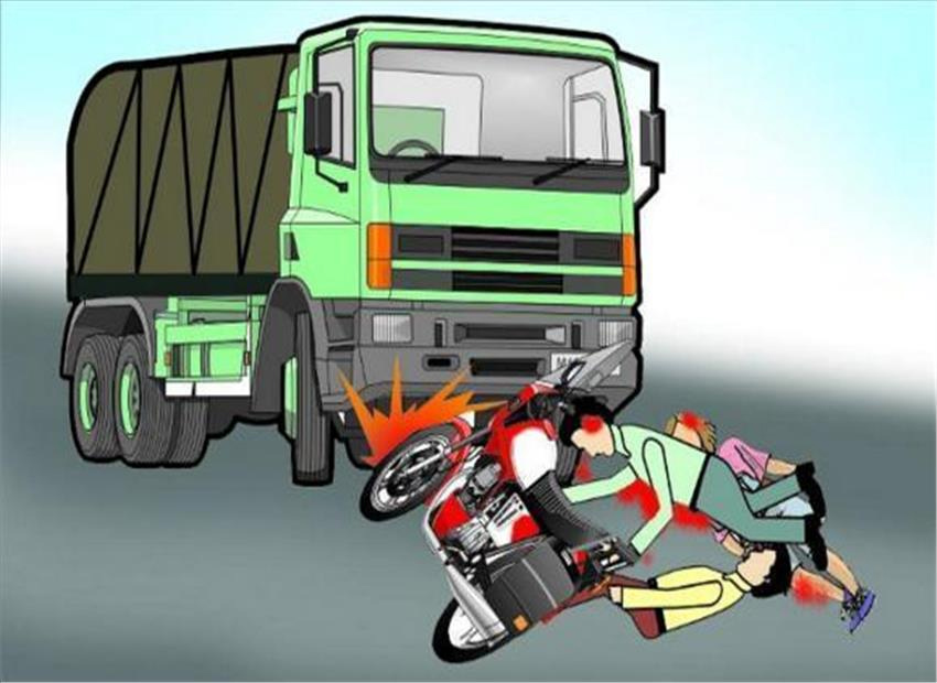 अंबिकापुर में बाइक को टक्कर मार पलटा ट्रक, तीन की मौत, ट्रक के क्लीनर की हालत गंभीर