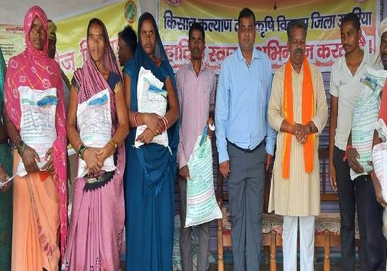 विधायक बांधवगढ ने ग्राम धवईझर में किसानो को कोदो, कुटकी के बीज किए वितरित 