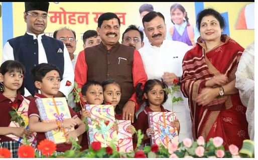 मुख्यमंत्री ने तिलक लगाकर  बच्चों का स्वागत किया, मंत्री की मांग-मदरसों समेत सभी स्कूलों में अनिवार्य हो राष्ट्रगान