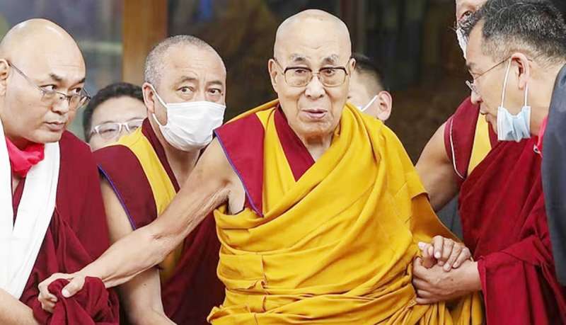 तिब्बती आध्यात्मिक नेता दलाई लामा को अमेरिका के अस्पताल से छुट्टी, घुटने की सफल सर्जरी