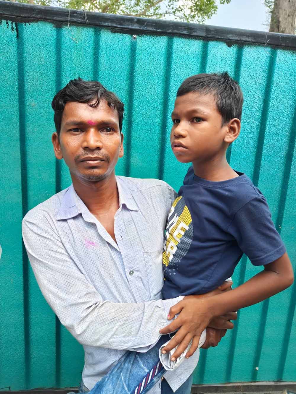 दिव्यांग बच्चे हेमराज राठिया को लेकर आए पिता, मुख्यमंत्री ने इलाज के लिए मौके से ही भेज दिया दिव्यांग विशेष गृह