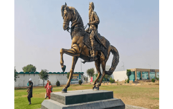 पाकिस्तान में फिर स्थापित की गई महाराजा रणजीत सिंह की प्रतिमा, उपद्रवियों ने कर दी थी ध्वस्त…