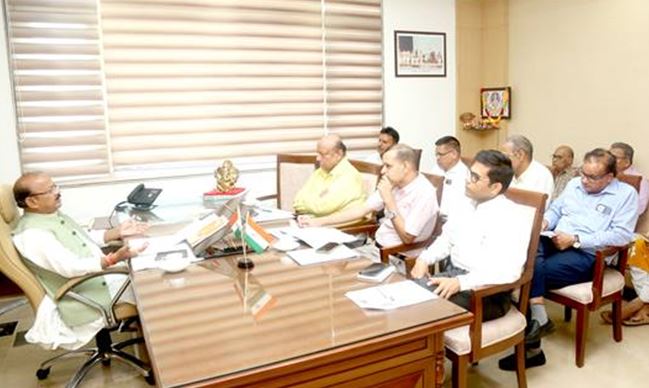 कुटीर एवं ग्रामोद्योग राज्यमंत्री ने अधिकारियों को पूरे मनोयोग से काम करने के निर्देश दिये