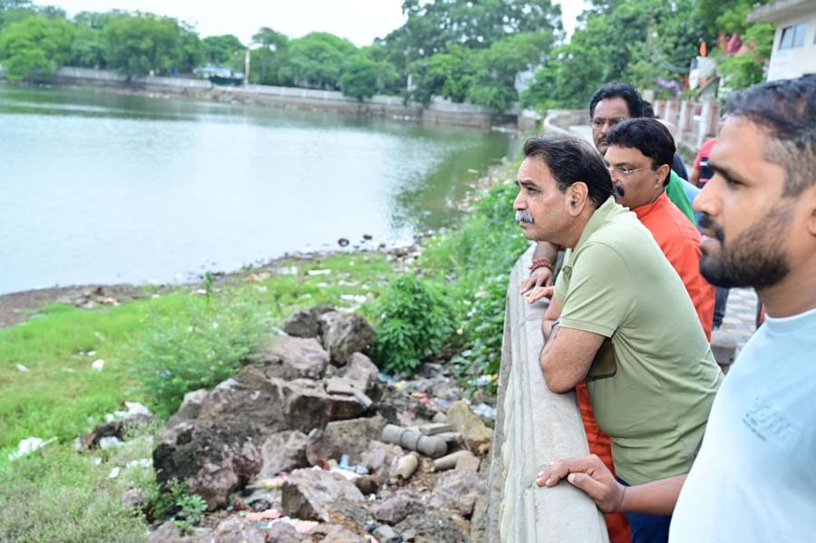 विधायक मूणत ने रायपुर के कर्बला तालाब में नगर निगम के अधिकारियों के साथ किया निरिक्षण