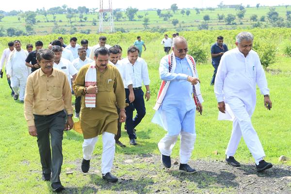 मंत्री टेटवाल के साथ गुजरात सरकार के मंत्री कुंवरजी बावलिया ने राजगढ़ के मोहनपुरा कुंडलिया सिंचाई परियोजना का अवलोकन कर किसानों से संवाद किया