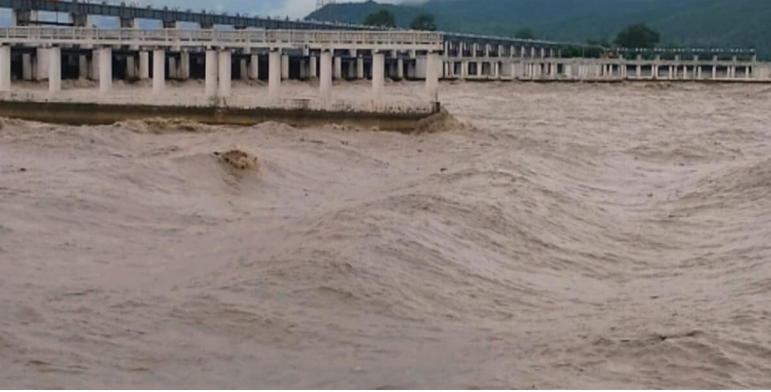 गंडक नदी की बाढ़ से हड़कंप, आधा दर्जन गांवों को खतरा, लोग अपने घरों को तोड़ रहे