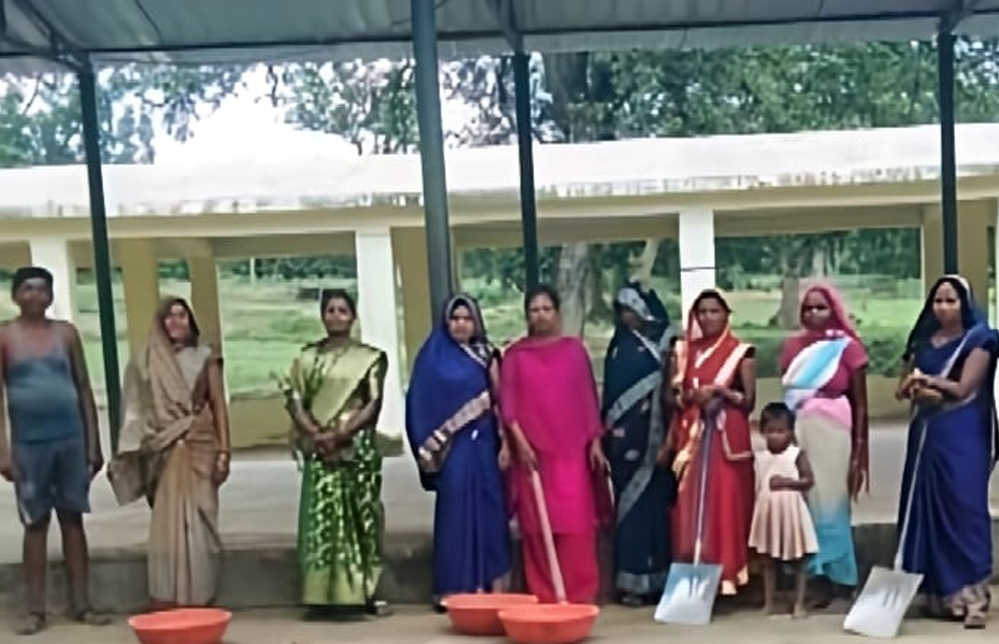 समूह की महिलाओं ने बिहारपुर हॉट बाजार की श्रमदान कर की सफाई