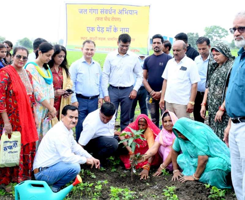 “एक पेड़ माँ के नाम” अभियान में ग्राम खारखेड़ी में किया गया पौध-रोपण