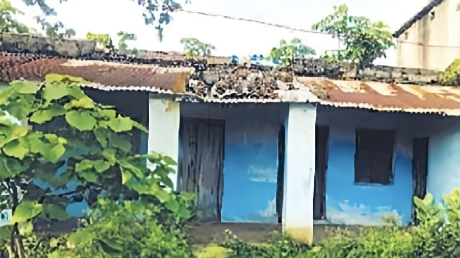 विद्यार्थियों के लिए बने स्कूल भवन पर ग्रामीण का अवैध कब्जा