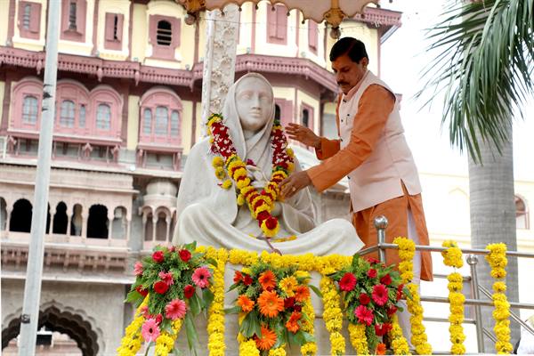 मुख्यमंत्री डॉ. यादव ने केंद्रीय मंत्री यादव के साथ देवी अहिल्या बाई होल्कर की प्रतिमा पर किया माल्यार्पण