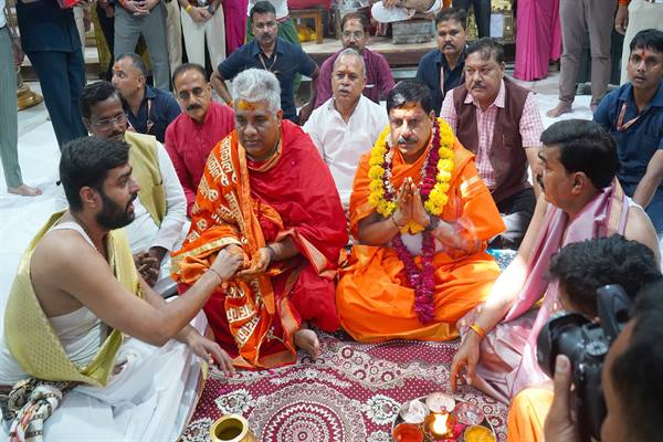 मुख्यमंत्री डॉ.यादव और केंद्रीय मंत्री यादव ने बाबा महाकाल के दर्शन व पूजा- अर्चना की