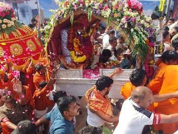 महाकाल की सवारी में दिखी दो-दो पालकी, तो कंफ्यूज हुए श्रद्धालु, भक्तों का सैलाब देख पुजारी नाराज