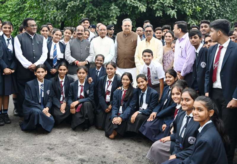 मुख्यमंत्री विष्णु देव साय से रॉयल किड्स कॉन्वेंट स्कूल के विद्यार्थियों ने विधानसभा में की मुलाकात