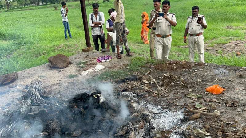 जब चिता से उठाई गई अधजली लाश !