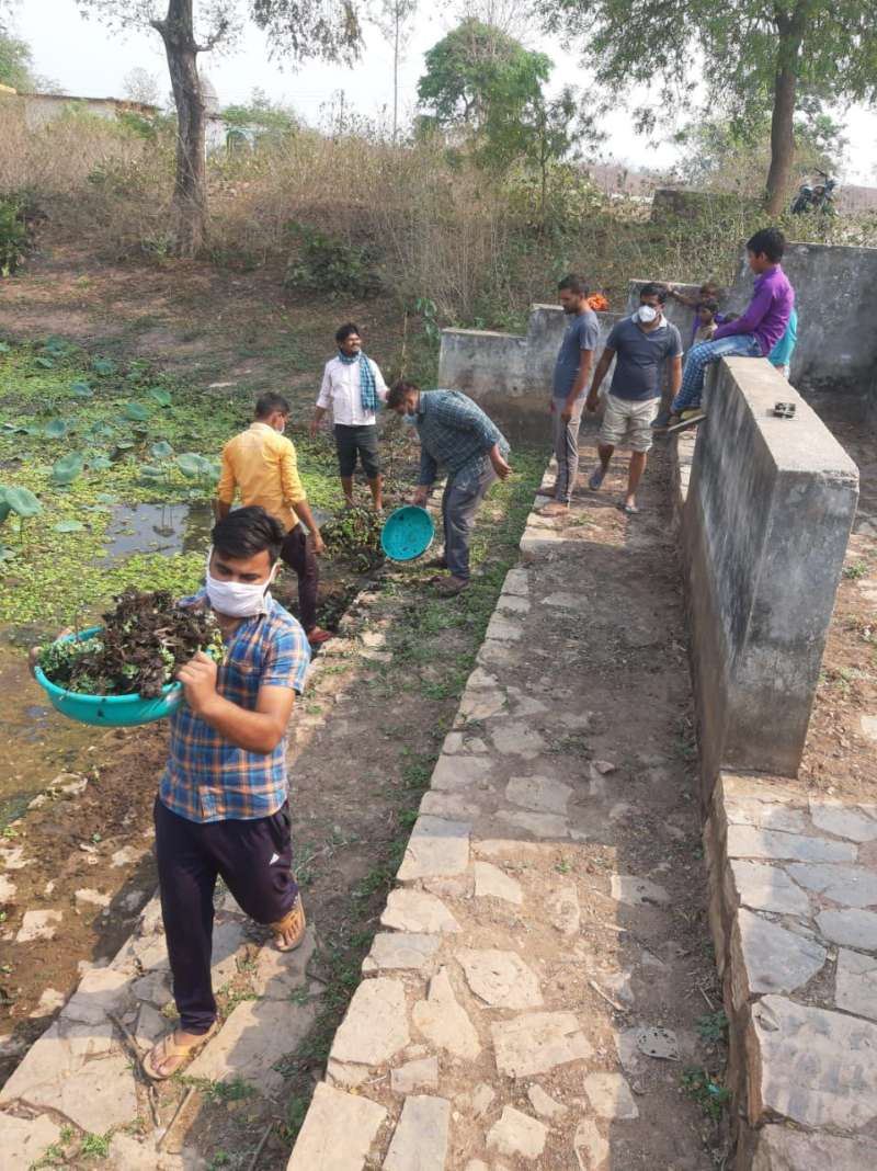 गांवो में श्रमदान से सार्वजनिक एवं धार्मिक स्थानों की साफ-सफाई