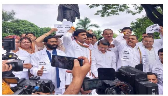 नर्सिंग एप्रिन पहन विधानसभा पहुंचे कांग्रेस विधायक, गांधी प्रतिमा में सामने जमकर किया हंगामा