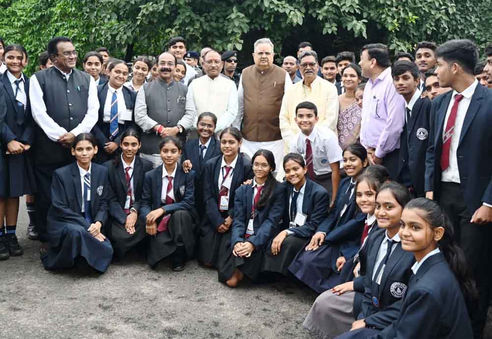 छत्तीसगढ़ के मुख्यमंत्री श्री विष्णु देव साय से से मिले स्कूल के विद्यार्थी, विधानसभा विजिट कर की मुलाकात