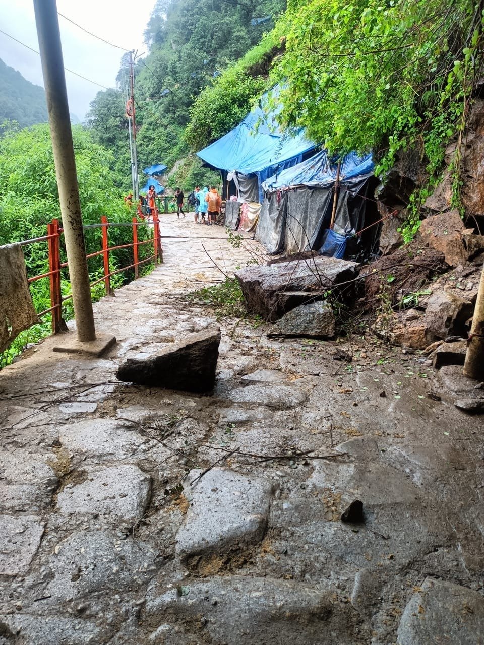 पहाड़ी से गिरा मलबा, तीन यात्रियों की मौत