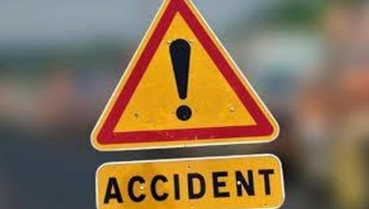 जबलपुर से इंदौर जा रही बस ट्रक से टकराकर पलटी, दो यात्रियों की मौत, 14 घायल