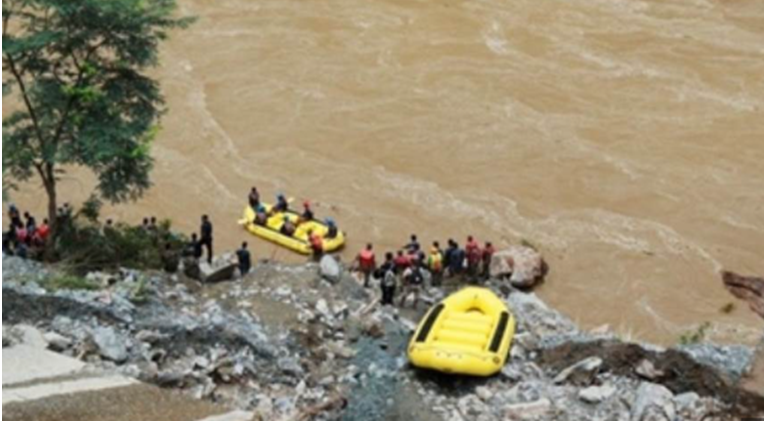 नेपाल में भारी बारिश के कारण भूस्खलन आने से दो बसे नदी में बह गईं, 7 शव बरामद