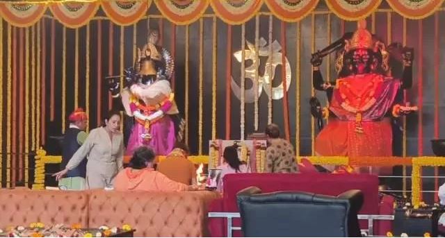 ईशा अंबानी ने नेरूल स्थित कृष्ण काली मंदिर में की पूजा