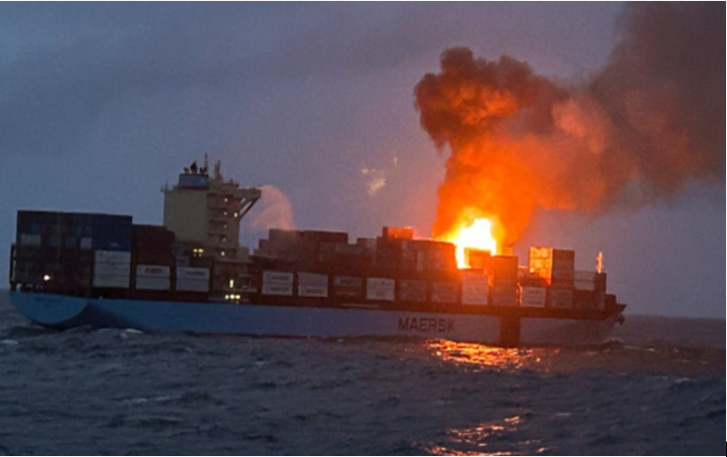 गोवा में समंदर के बीच कार्गो जहाज में लगी भीषण आग
