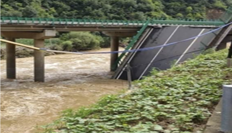 चीन में भारी बारिश के बाद बाढ़ आने से पुल ढहने से 11 लोगों की मौत; 30 लापता