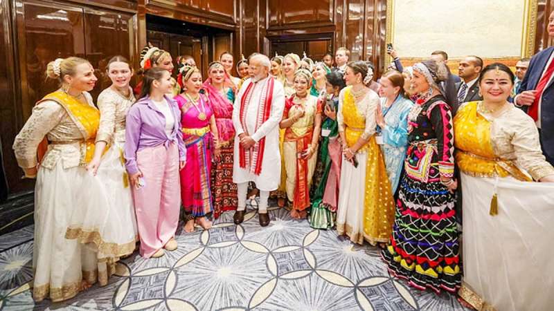 मॉस्को में सांस्कृतिक मंडली से मिले प्रधानमंत्री मोदी