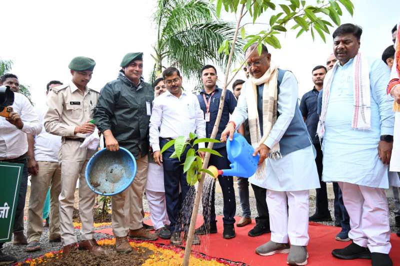 मुख्यमंत्री ने आम का पौधा रोपकर बस्तर ज़िले में की एक पेड़ माँ के नाम महावृक्षारोपण अभियान की शुरुआत