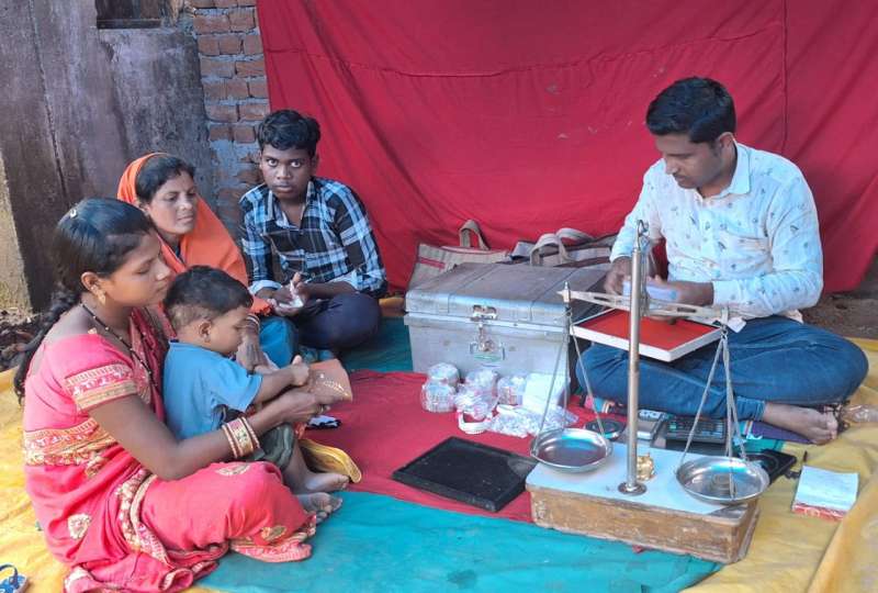 वंदना ने महतारी वंदन से मिले पैसों से बेटे के लिए खरीदा सोने का लॉकेट