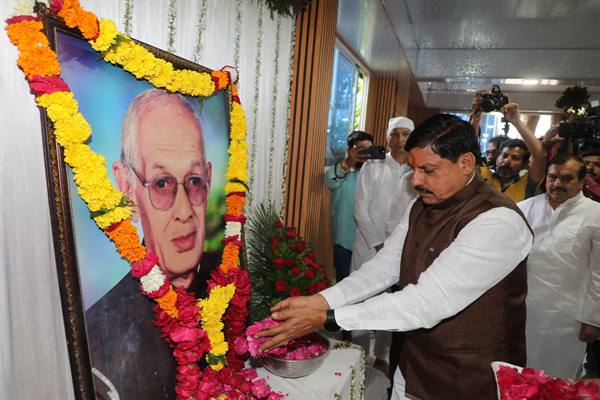 मुख्यमंत्री डॉ. मोहन यादव ने इंदौर पहुँच कर विधायक रमेश मेंदोला के पिता के निधन पर दी श्रद्धांजलि