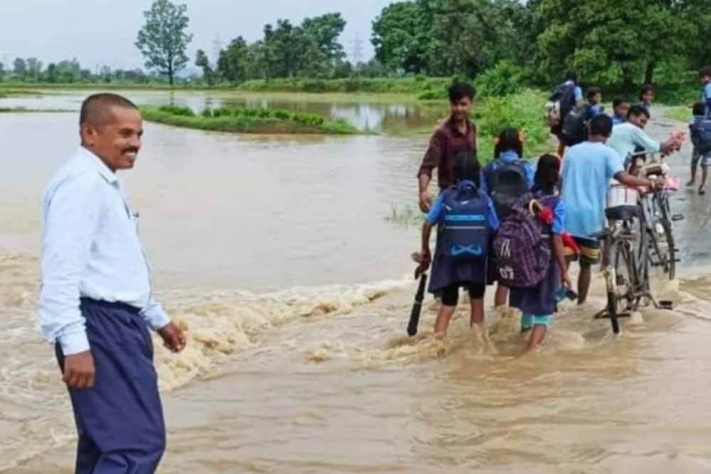 बारिश ने बढ़ाई मुसीबत, जान जोखिम में डालकर स्कूल जा रहें बच्चें