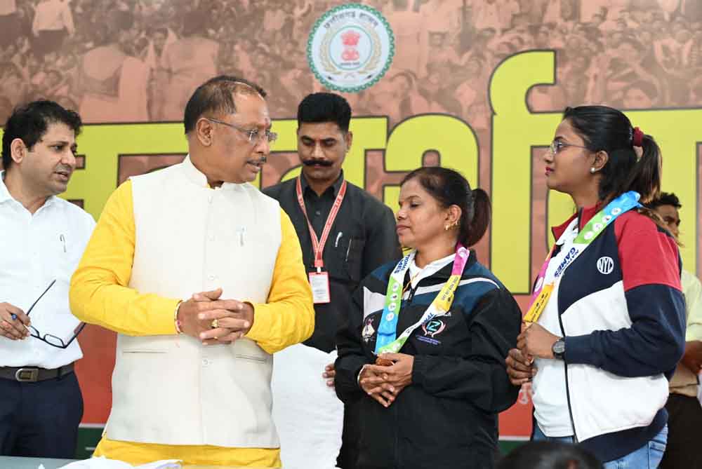 छत्तीसगढ़-मुख्यमंत्री विष्णु देव साय से जनदर्शन में मिली मिनी गोल्फर, कांस्य पदक विजेता खिलाड़ियों ने सुनाए अनुभव