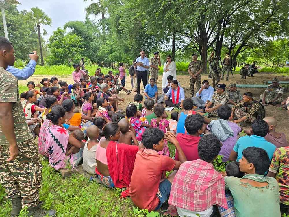 छत्तीसगढ़-बीजापुर में डिप्टी CM शर्मा ने पेड़ के नीचे बैठकर समस्याएं सुनी, आदिवासी क्षेत्रों में सुविधाएं पहुंचाने की जताई कटिबद्धता