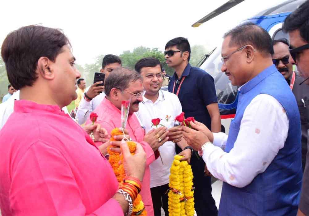 छत्तीसगढ़-मुख्यमंत्री साय पहुंचे राजनांदगांव, हेलीपेड पर जनप्रतिनिधियों ने किया आत्मीय स्वागत