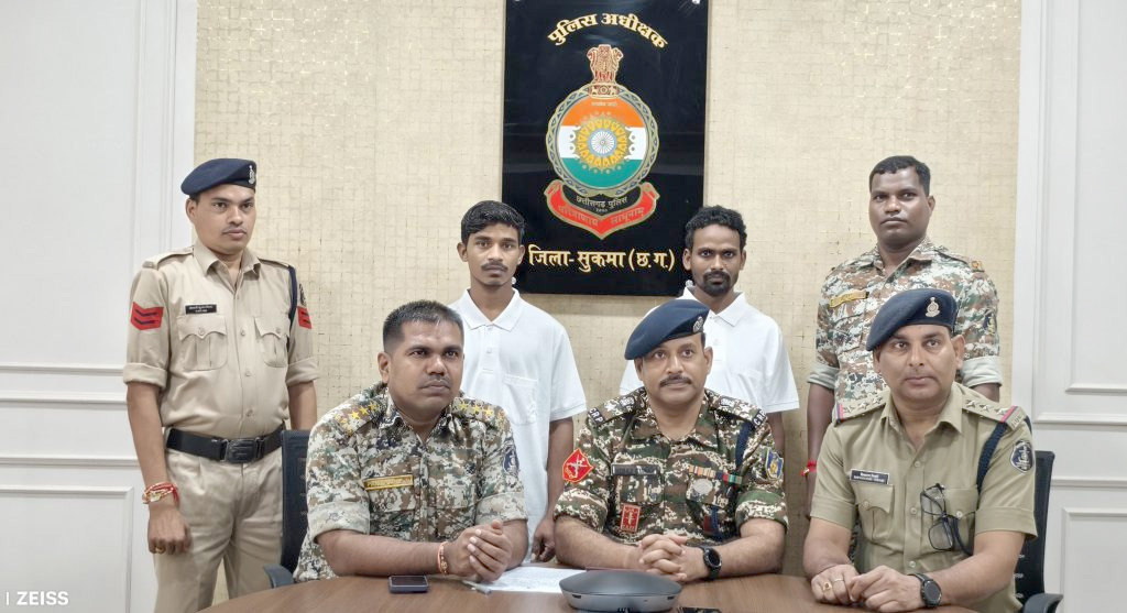 सुकमा पुलिस के सामने 8-8 लाख रूपए के दो ईनामी नक्सलियों ने किया  आत्मसमर्पण