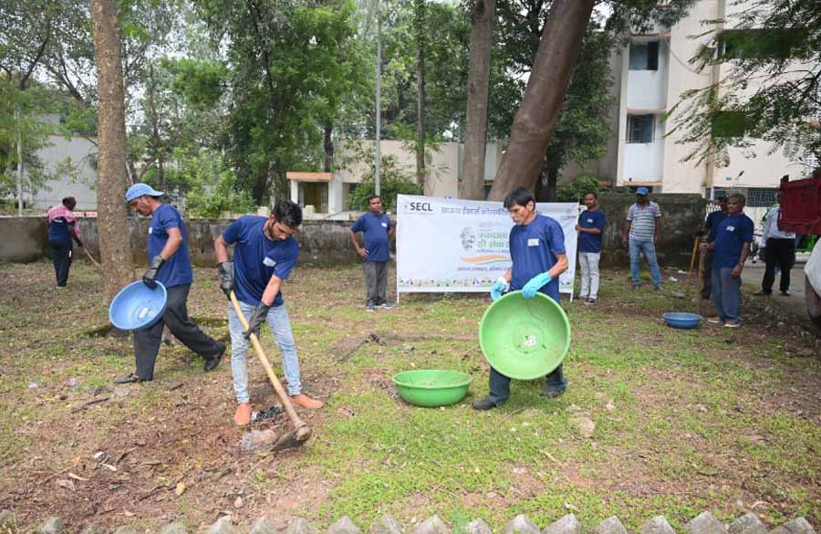 एसईसीएल वसंत विहार कॉलोनी में स्वच्छता ही सेवा के तहत चलाया गया सफाई अभियान