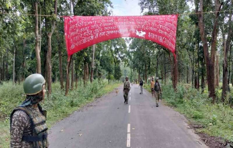 बैनर-पोस्टर लगा कर कोलकाता रेप और मर्डर का नक्सलियों ने जताया विरोध, दोषियों को फांसी देने की मांग