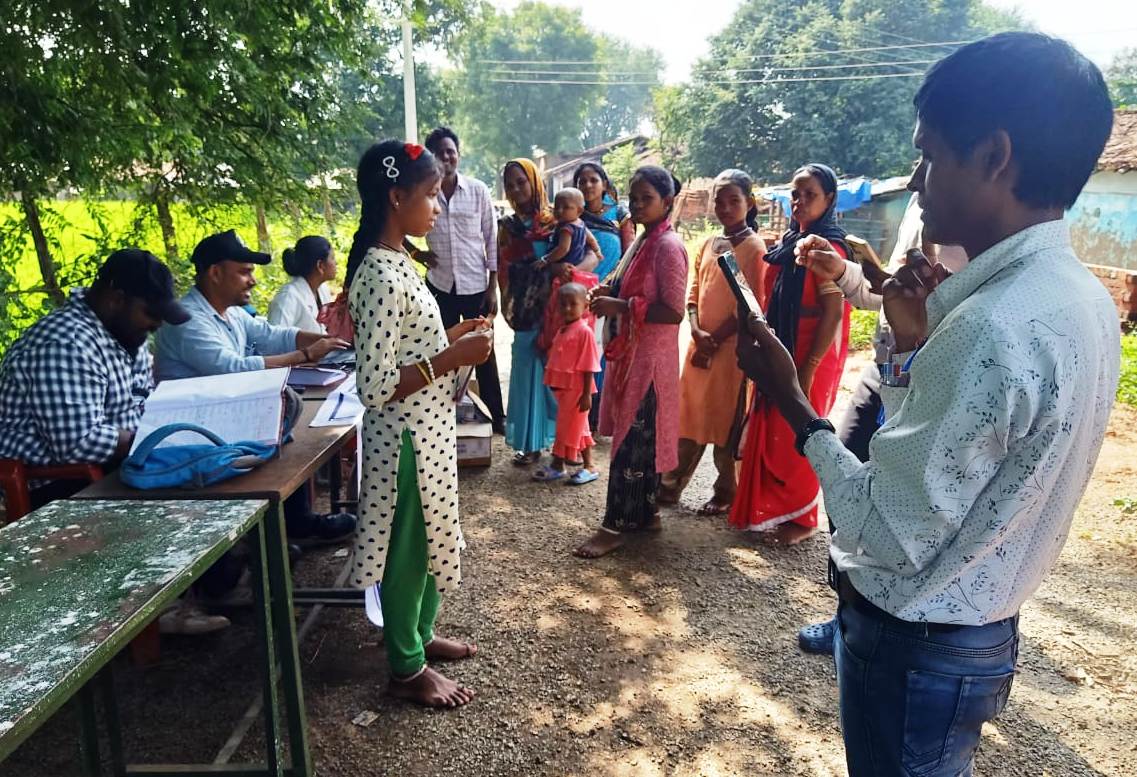 कमार जनजाति के हितग्राहियों को मिल रहा शासकीय योजनाओं का लाभ