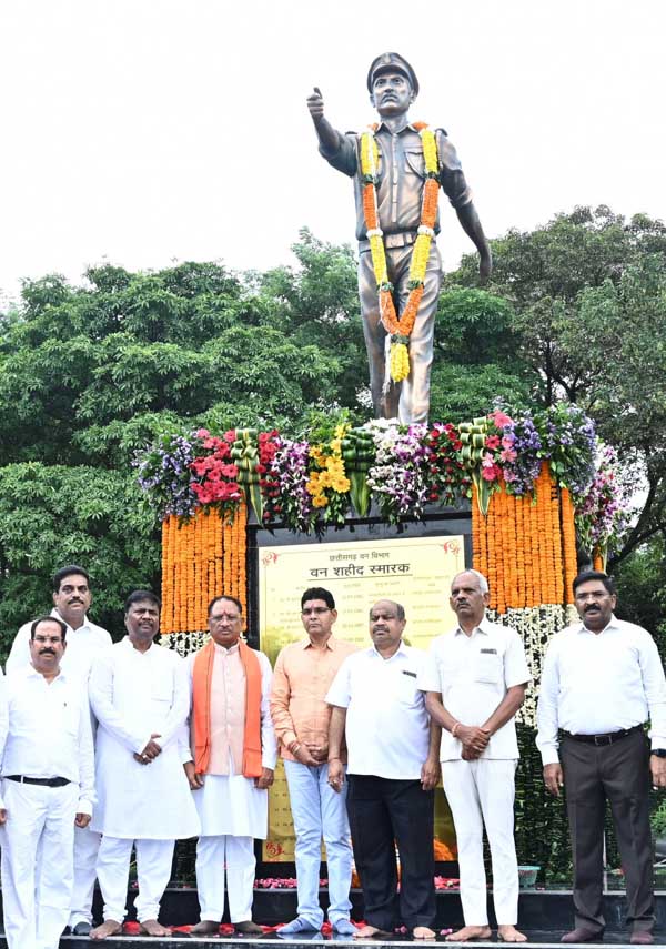 मुख्यमंत्री ने वन शहीदों की स्मृति में वन शहीद स्मारक का किया अनावरण