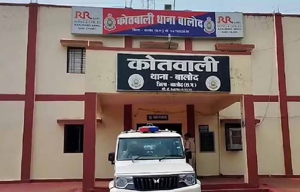 पुनर्वास योजना का लाभ पाने नक्सली बनकर आत्मसमर्पण करने पहुंचा युवक