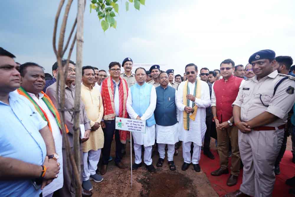 छत्तीसगढ़-बिलासपुर पहुंचे मुख्यमंत्री विष्णु देव साय, ’’एक पेड़ मां के नाम’’ अभियान में किया वृक्षारोपण